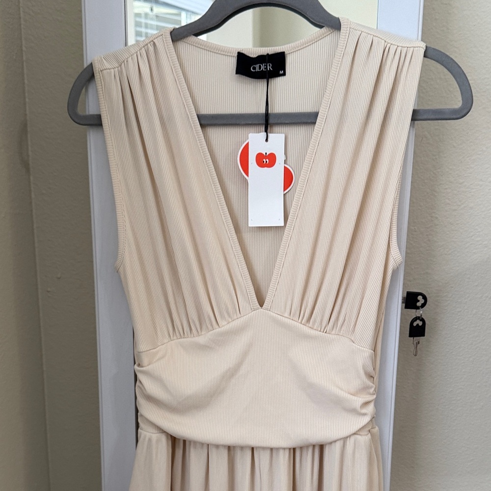Cider Cream V-Neck jumper with pockets. NWT